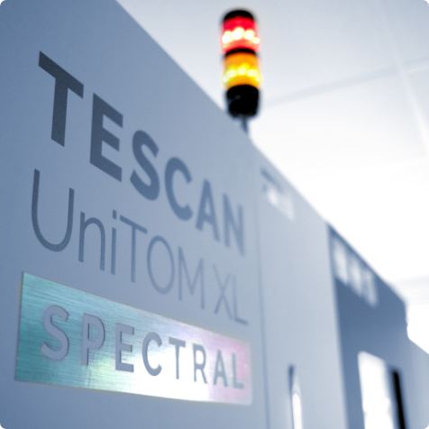 带有 TESCAN UniTOM XL Spectral 徽标的设备