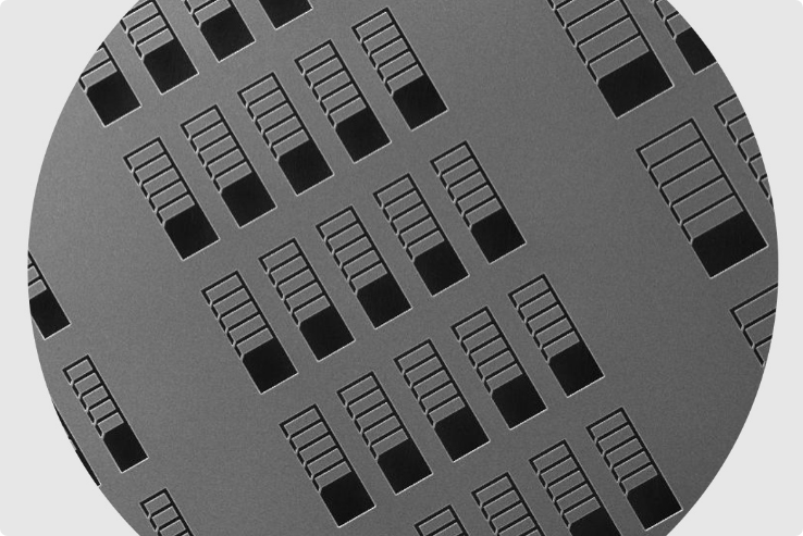 TESCAN True X-Sectioning 工作流程中各种尺寸的预制硅挡板。